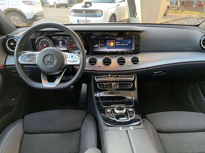 Mercedes-Benz E 300 E-Klasse T-Modell T 9G-TRONIC AMG Line * 1. Hand *