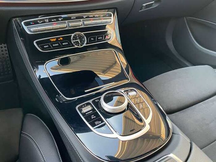 Mercedes-Benz E 300 E-Klasse T-Modell T 9G-TRONIC AMG Line * 1. Hand *