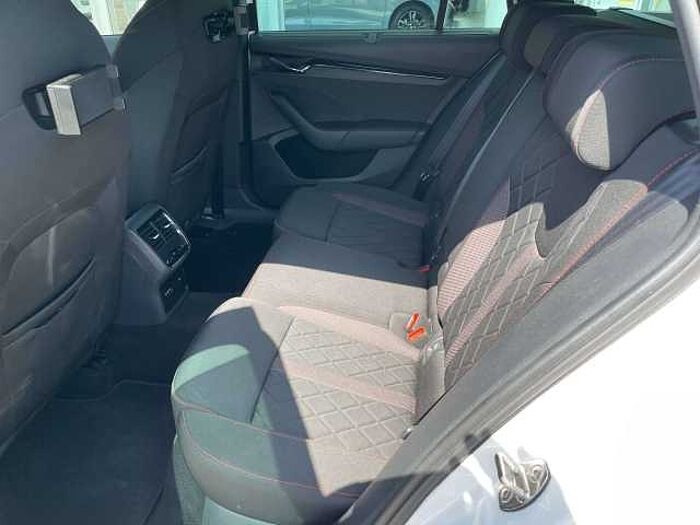 SKODA Octavia Octavia Combi Diesel IV 2.0 TDI DSG RS * AHK * Head Up *